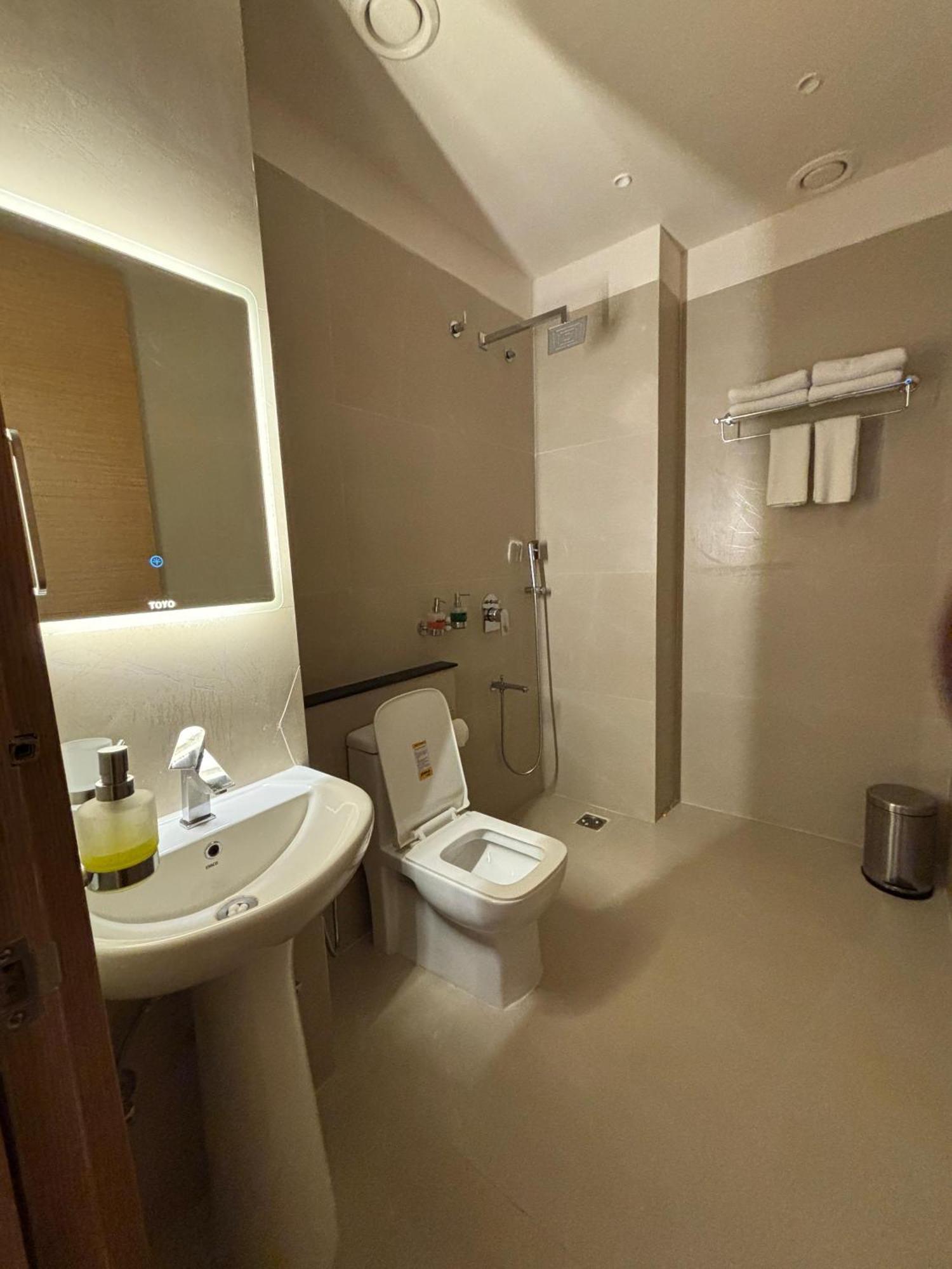Krishna'S Courtyard Hotel & Convention Urali Bagian luar foto